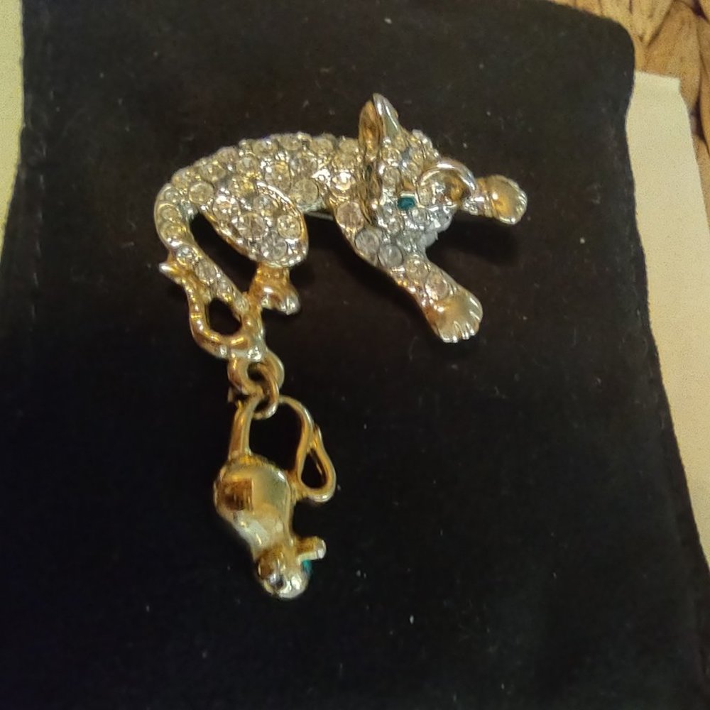 Vintage gold tone green-eyed cat with mouse brooch - Picture 3 of 3